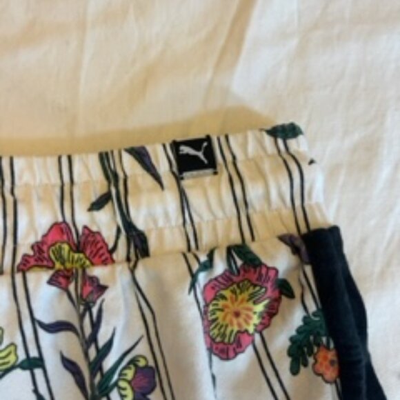 Women's Puma Floral Patterned Shorts Size Small - Picture 4 of 10